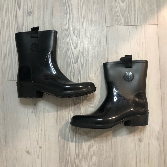 Tommy Hilfiger Shoes - Tommy Hilfigure Rubber Ankle Booties 🧊